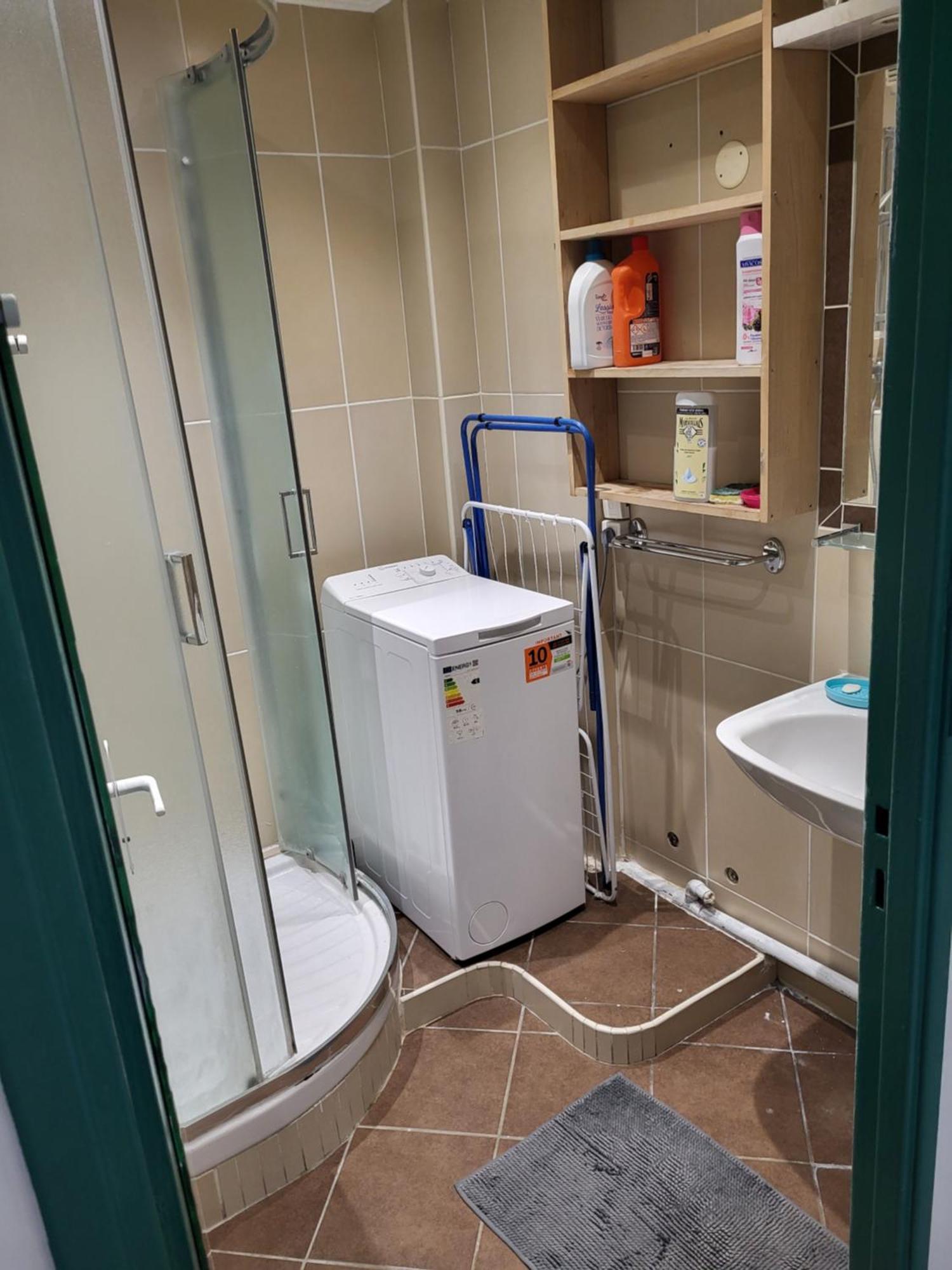 Private Room-4 In Hannana Apartment- 2 Min Walk To Tram 12 Min To Train Station 15 Min To Massena Place Privatunterkunft Nizza